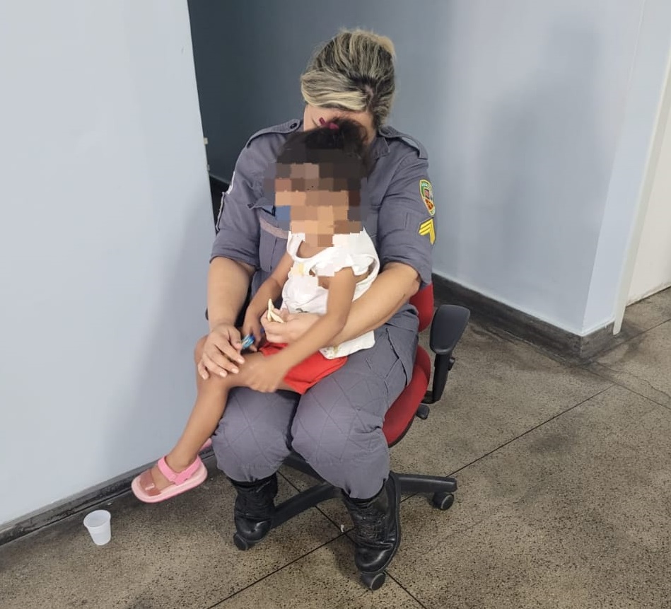 Casal é preso por embriaguez ao trânsito e maus-tratos a criança