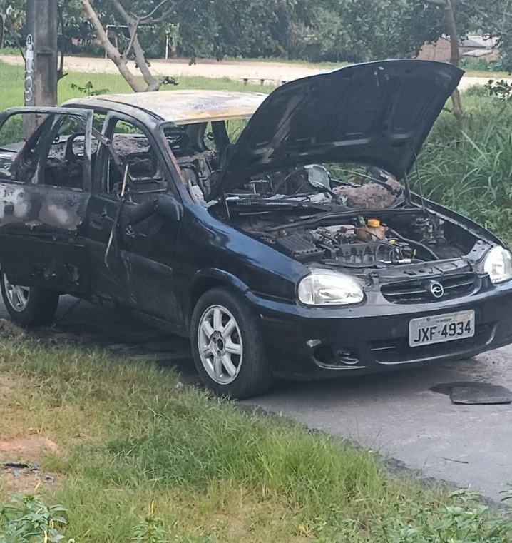 Provável veículo usado em triplo homicídio é localizado no bairro Cidade de Deus