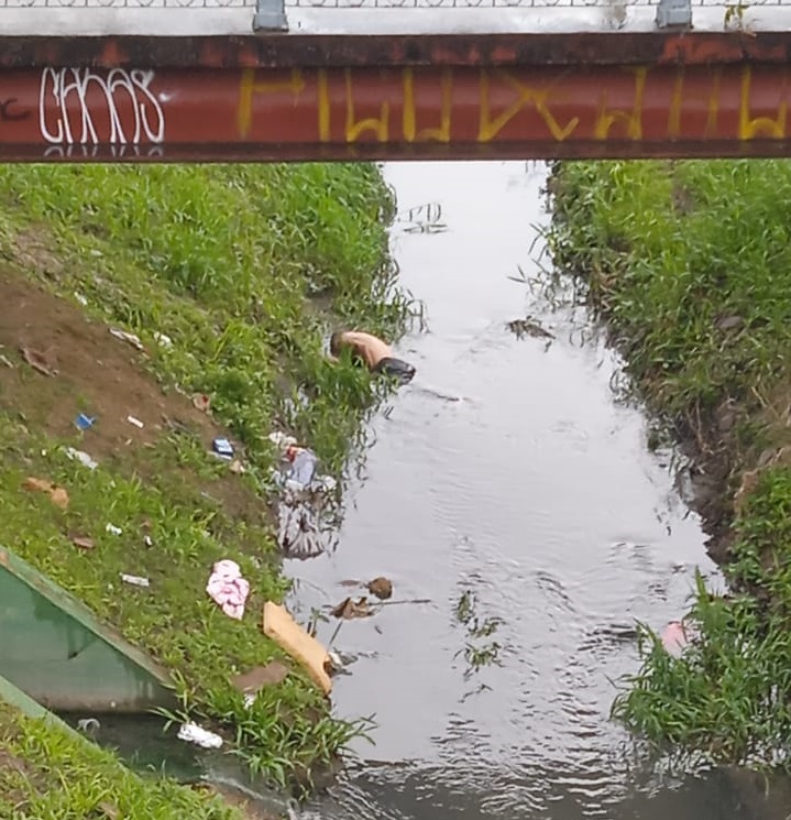 Corpo é encontrado dentro de igarapé no centro de Manaus