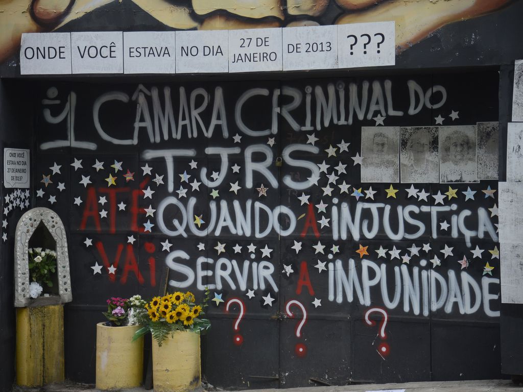 Tragédia da Boate Kiss completa 10 anos e pais e amigos de vítimas fazem vigília