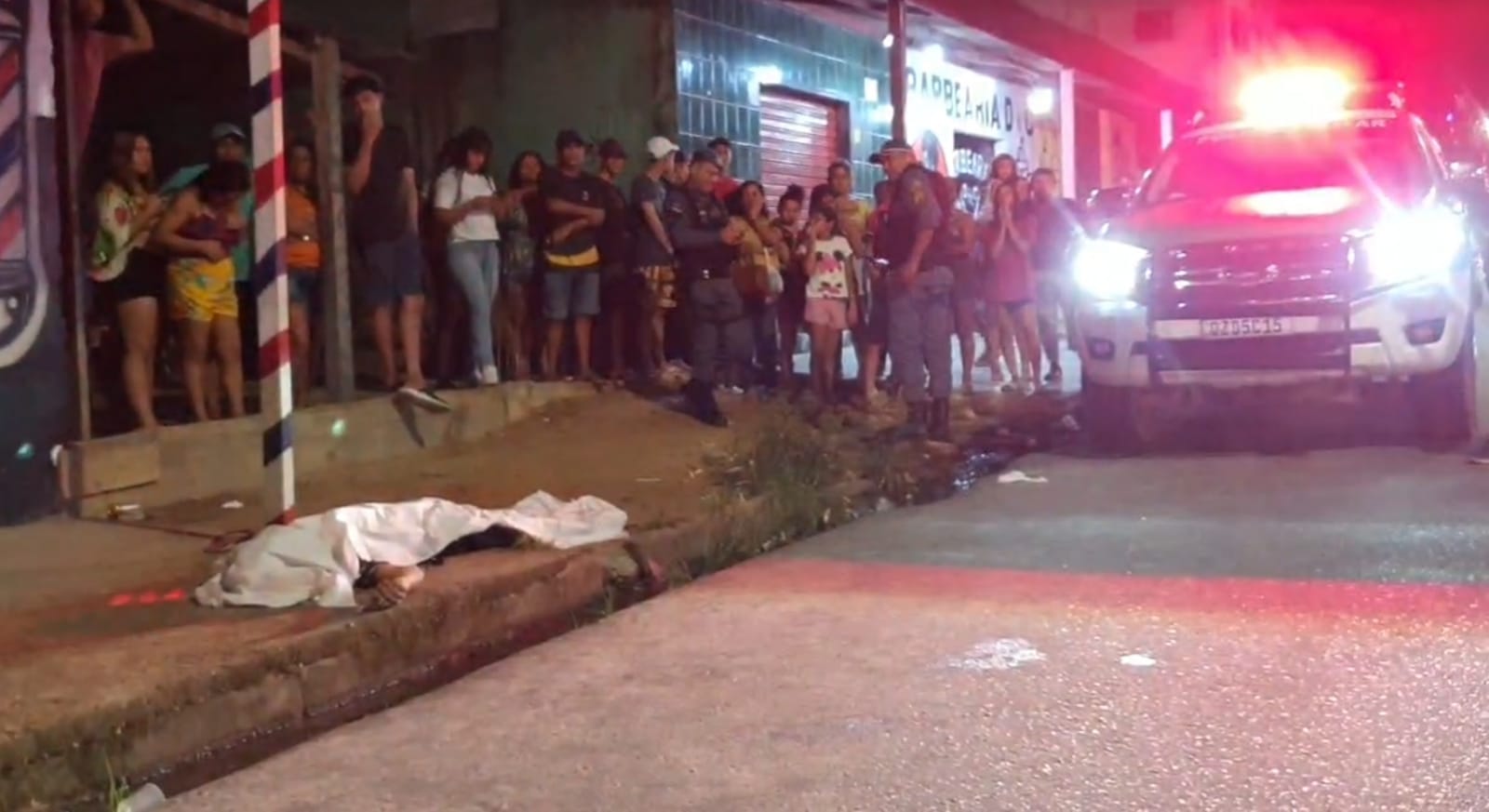 Homem morre e outro fica ferido ao serem baleados no Santa Etelvina
