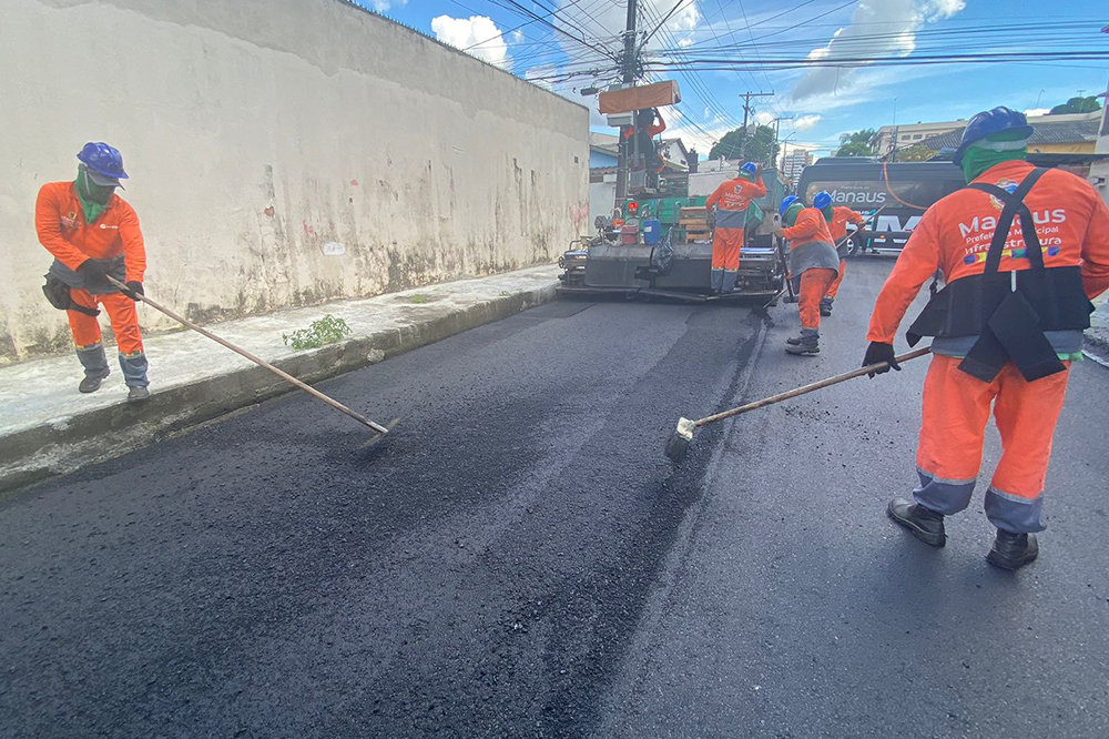 Seminf leva asfalto novo para a rua Oriente, no bairro Alvorada 2