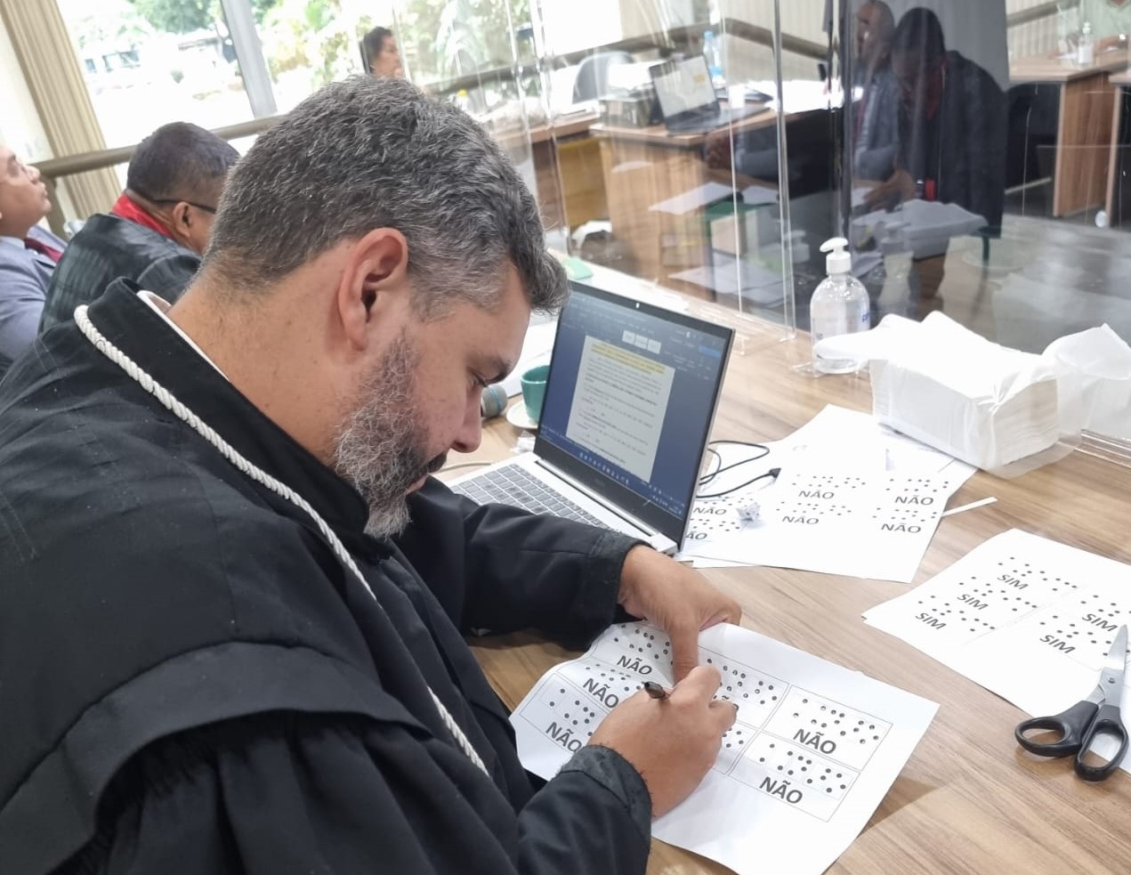 Jurado com deficiência visual participa de julgamento no Tribunal do Júri de Manaus