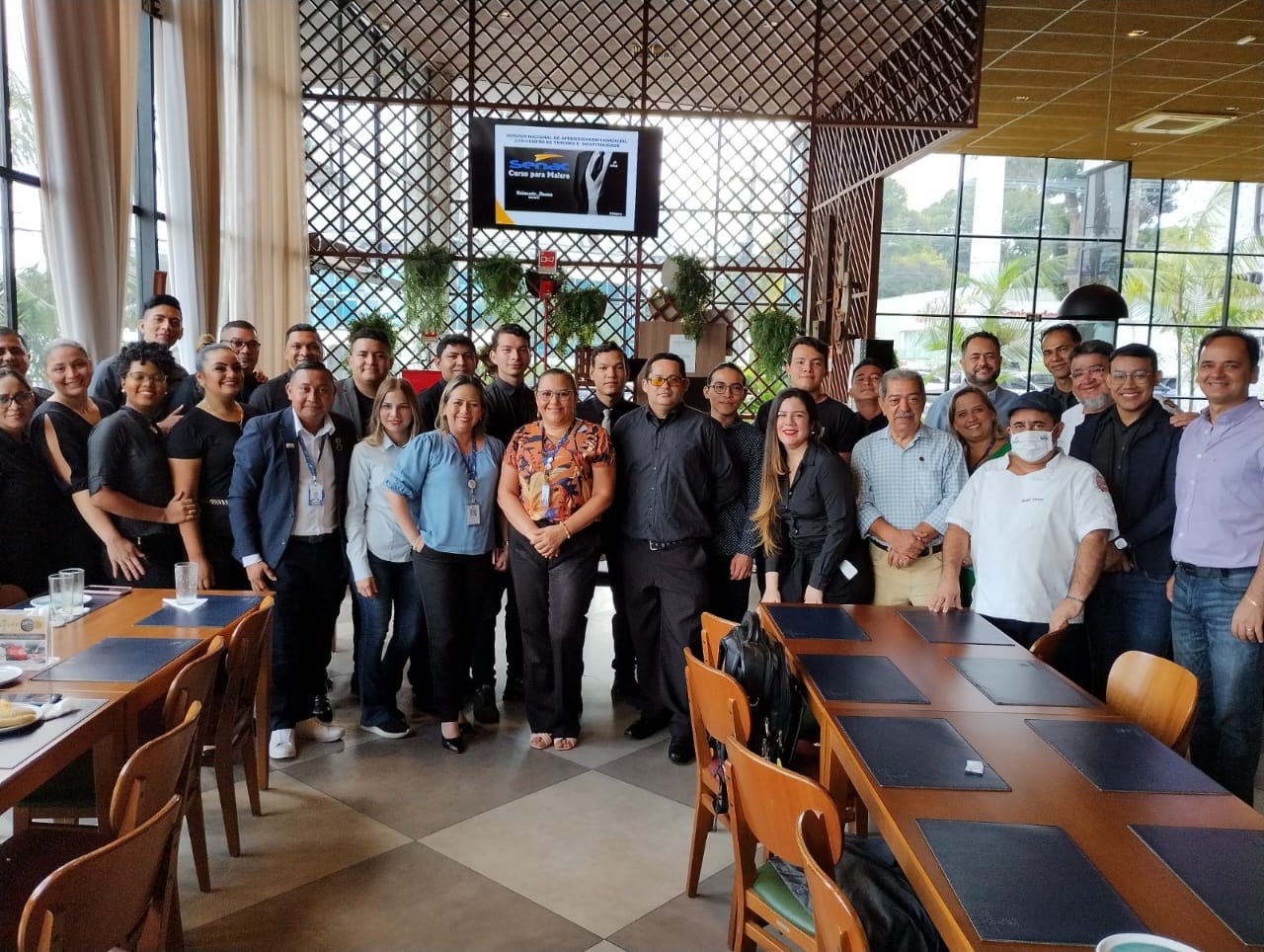 Grupo Dedé capacita funcionários com curso de Maître