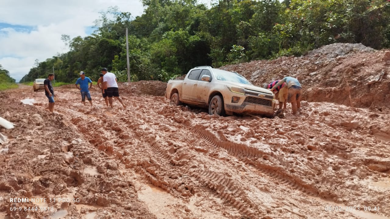 BR-319 interrompida no aterro do rio Autaz Mirim e no lama&ccedil;al do trecho do meio. Veja v&iacute;deos e fotos