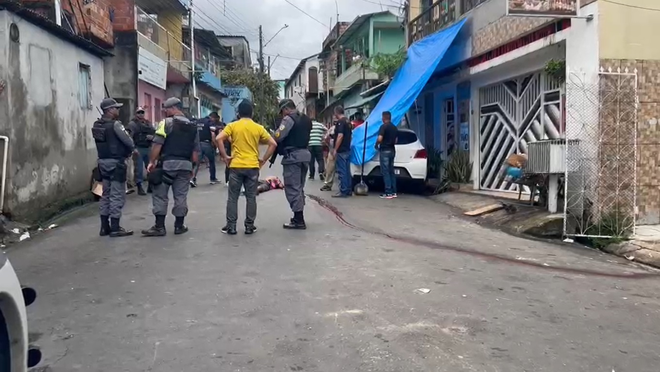 Homem &eacute; perseguido e executado com sete tiros na Compensa