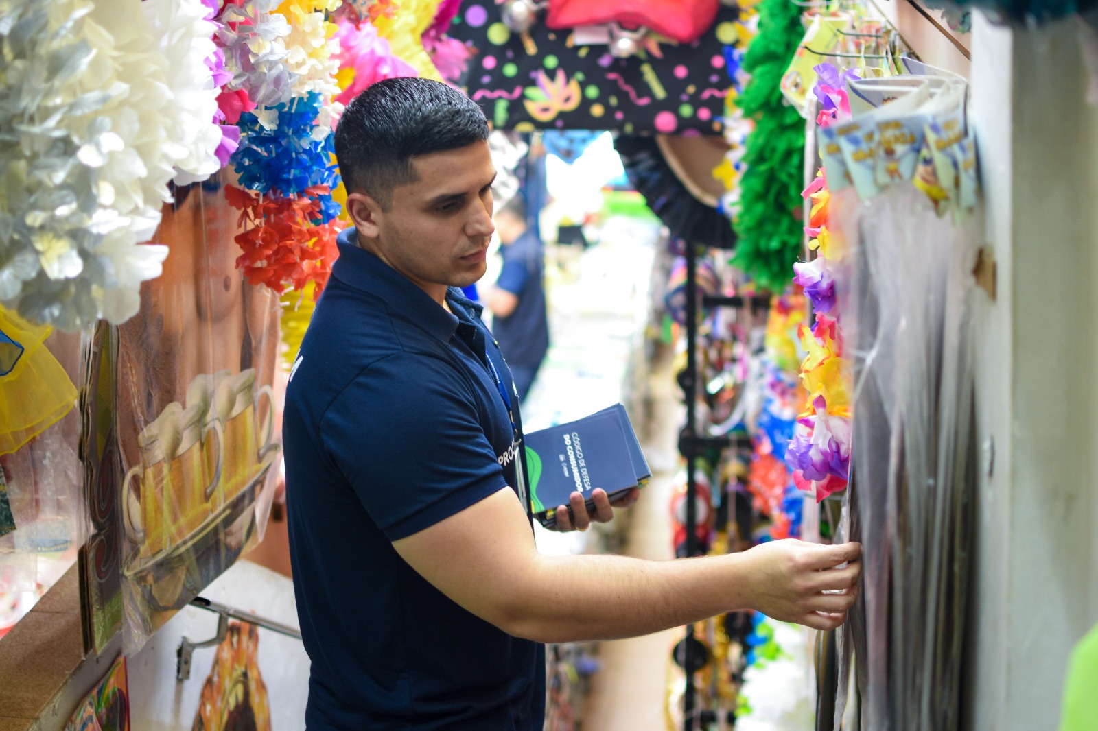 Centro e Zona Leste recebem blitze de Carnaval do Procon-AM