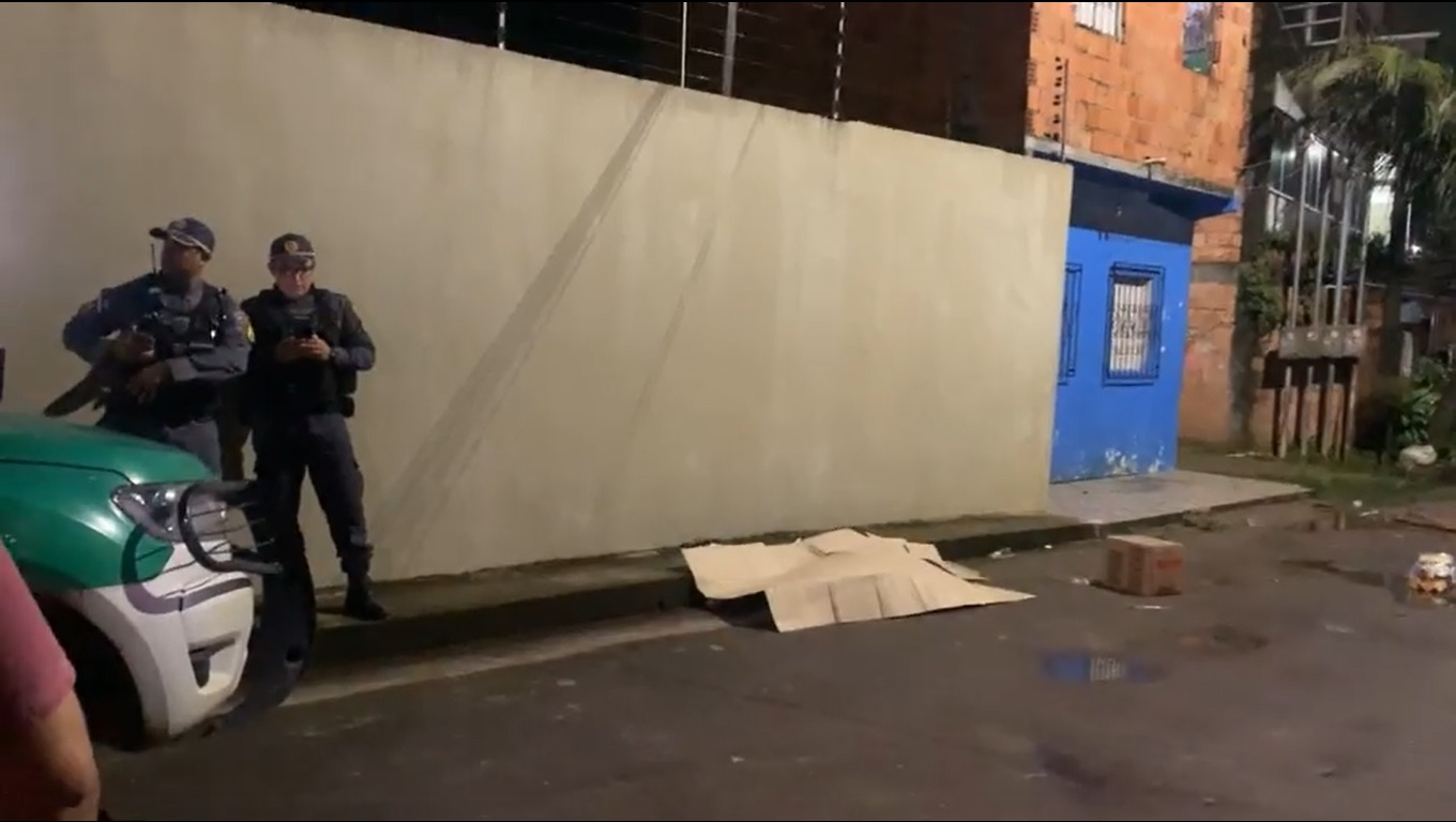 Homem &eacute; executado a tiros ao chegar em casa na comunidade Parque S&atilde;o Pedro