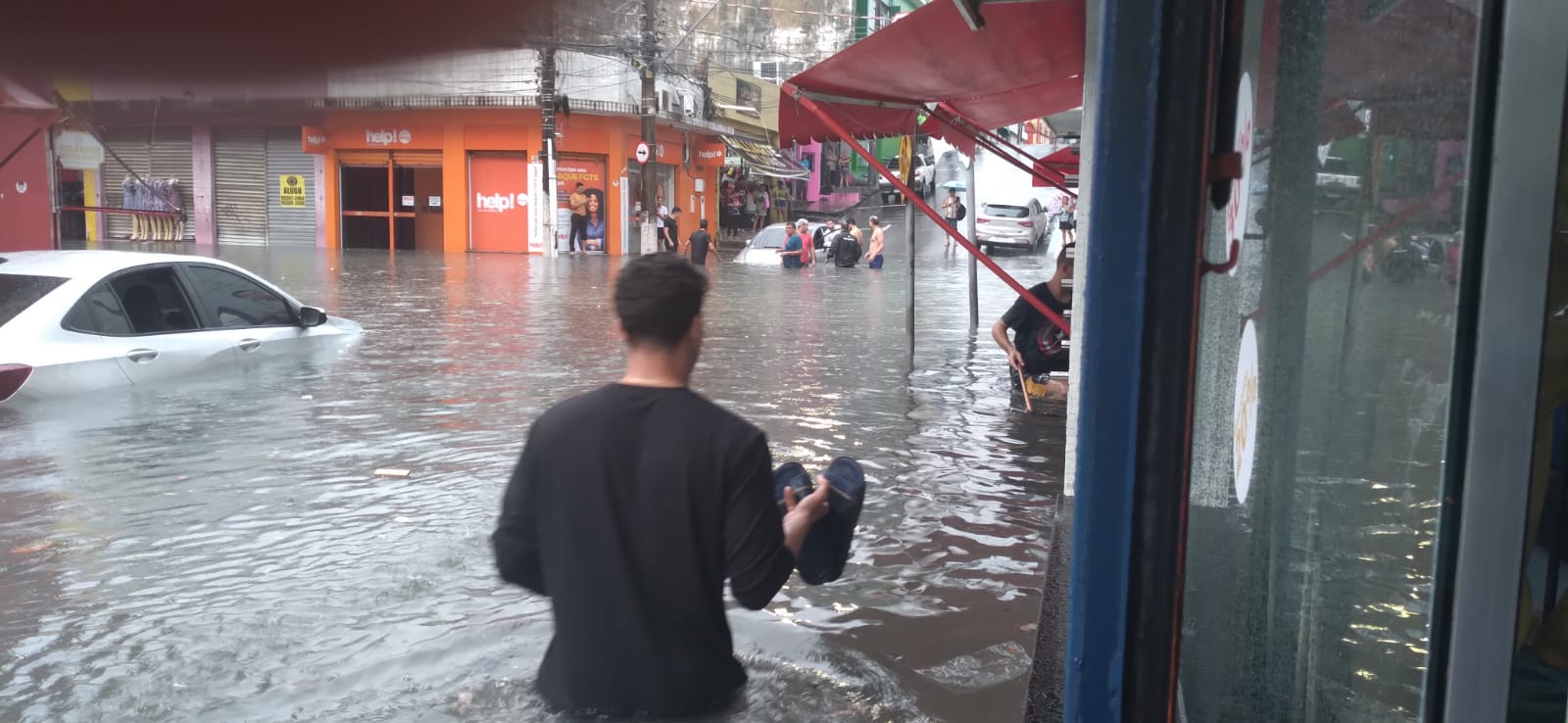 Chuva causa transtorno no centro de Manaus