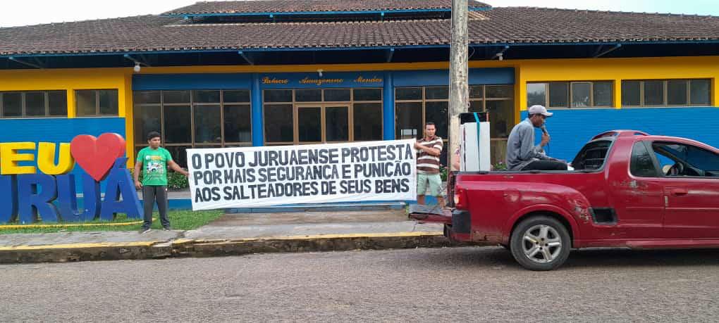 Moradores realizam protesto em Juruá cobrando segurança