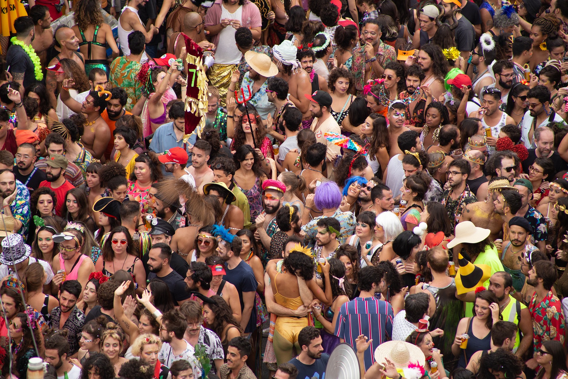 Pesquisa revela que mais de 70% dos brasileiros não aproveitam o Carnaval por medo de golpes