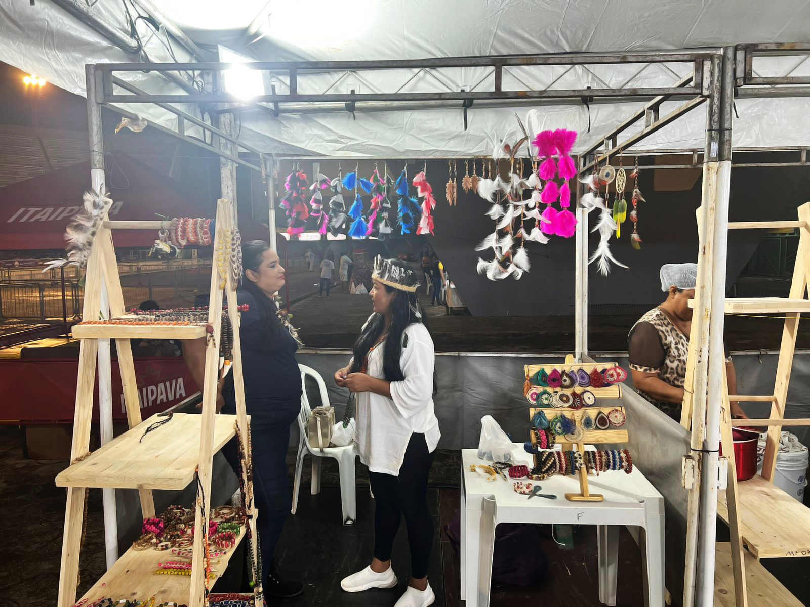 Foliões podem adquirir adereços indígenas no sambódromo