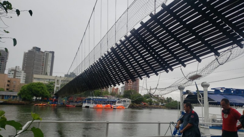 Ponte entre o Rio Grande do Sul e Santa Catarina cede com cem pessoas