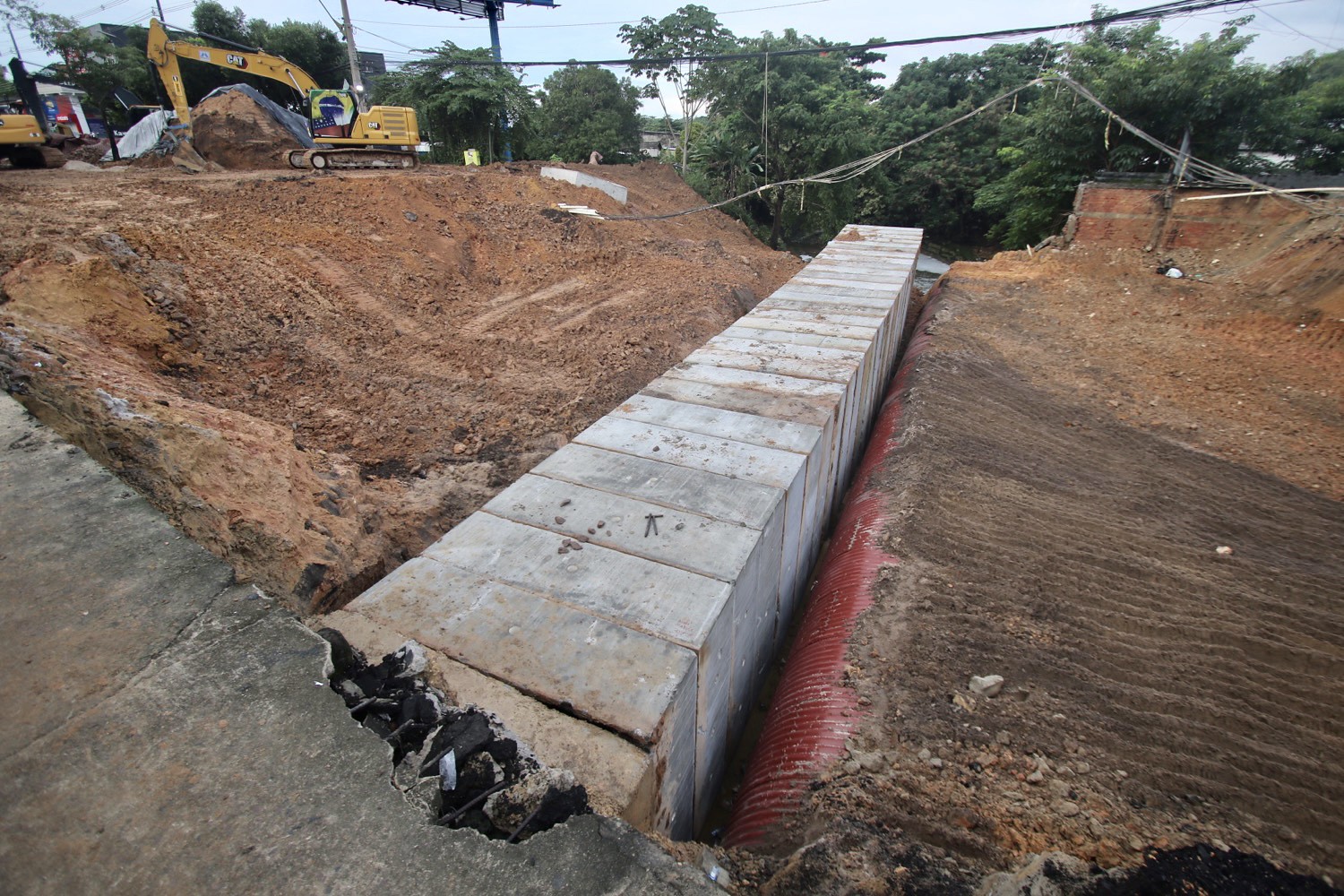 Obras na avenida Djalma Batista entram na fase de reaterro