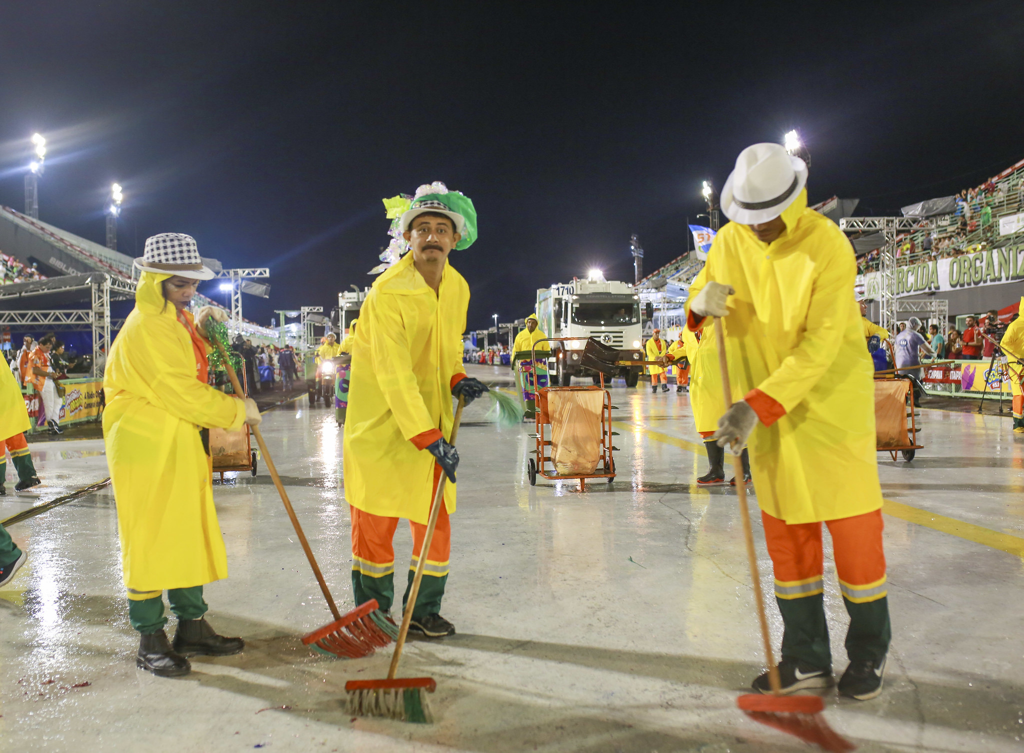 Mais de 41 toneladas de resíduos são recolhidas do sambódromo em três noites de desfiles