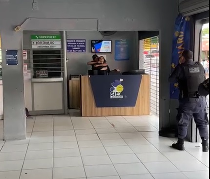 Homem &eacute; preso ao fazer mulher de ref&eacute;m durante assalto &agrave; lot&eacute;rica na zona Leste