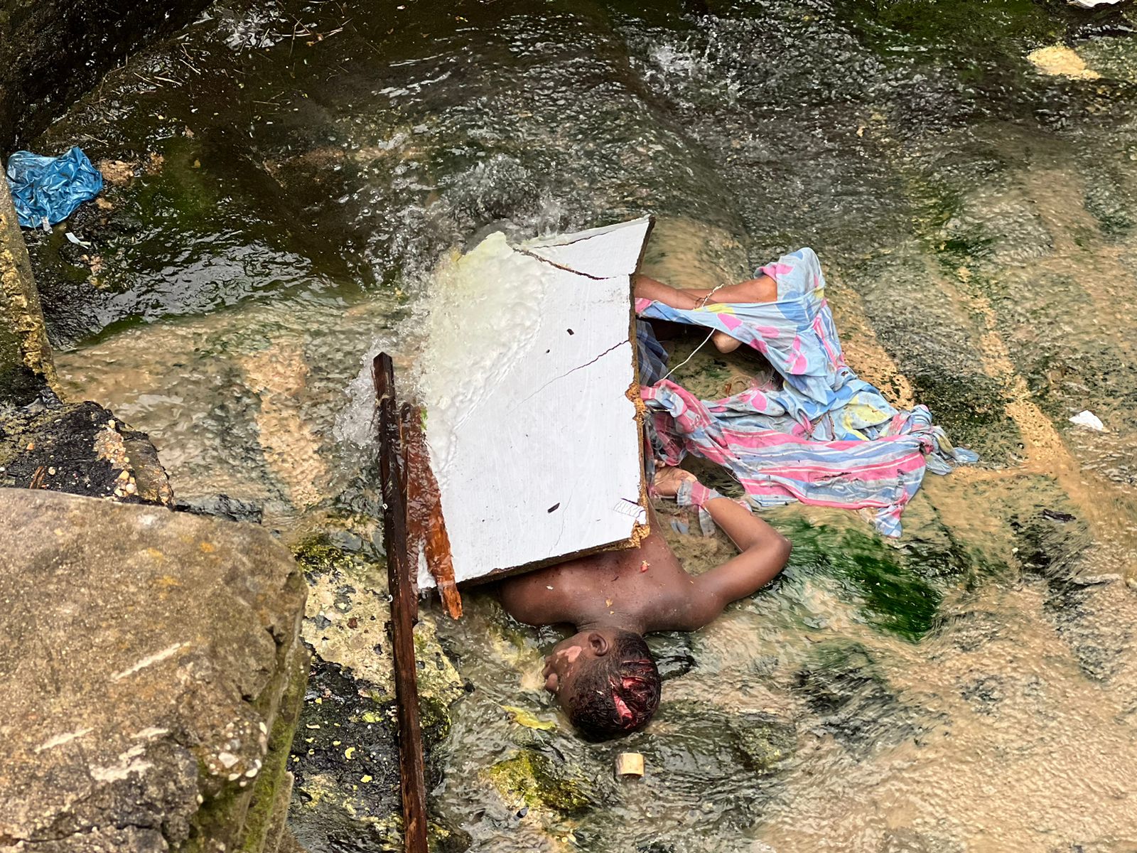 Adolescente é encontrado morto dentro de bueiro no Jorge Teixeira