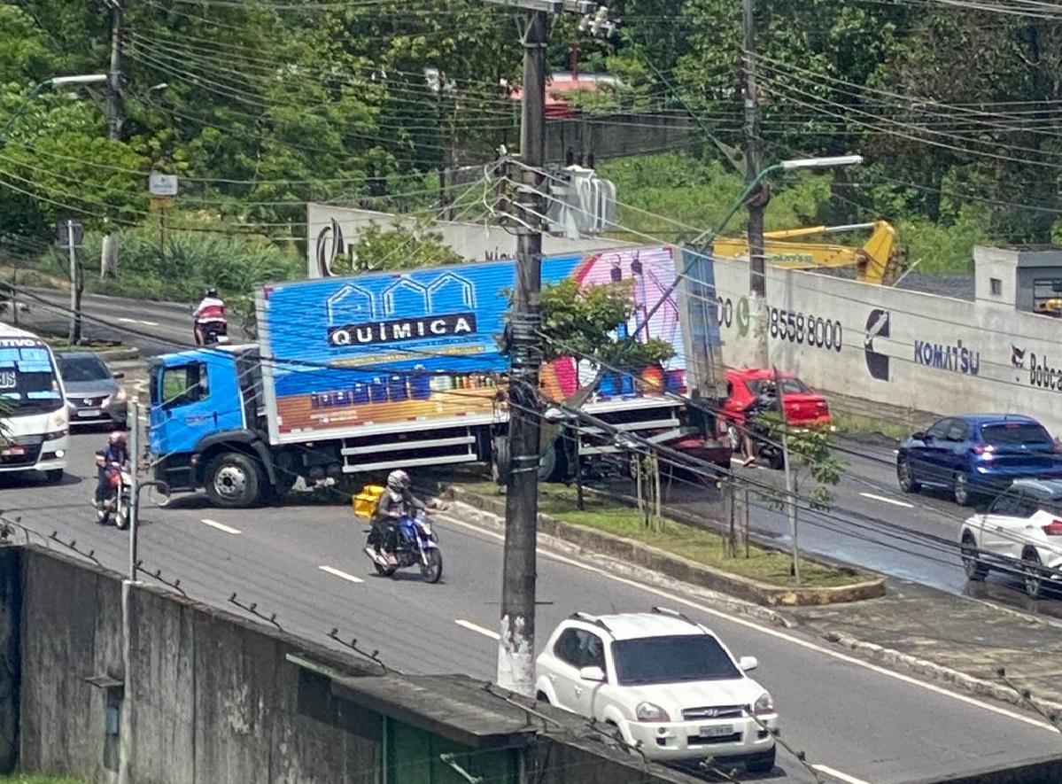 Caminhão fica atravessado em canteiro central da Efigênio Salles após bater em três veículos
