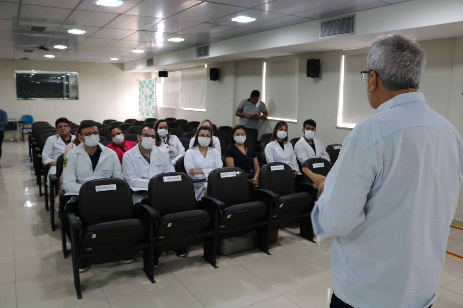 Novos médicos residentes são recepcionados pela Fcecon