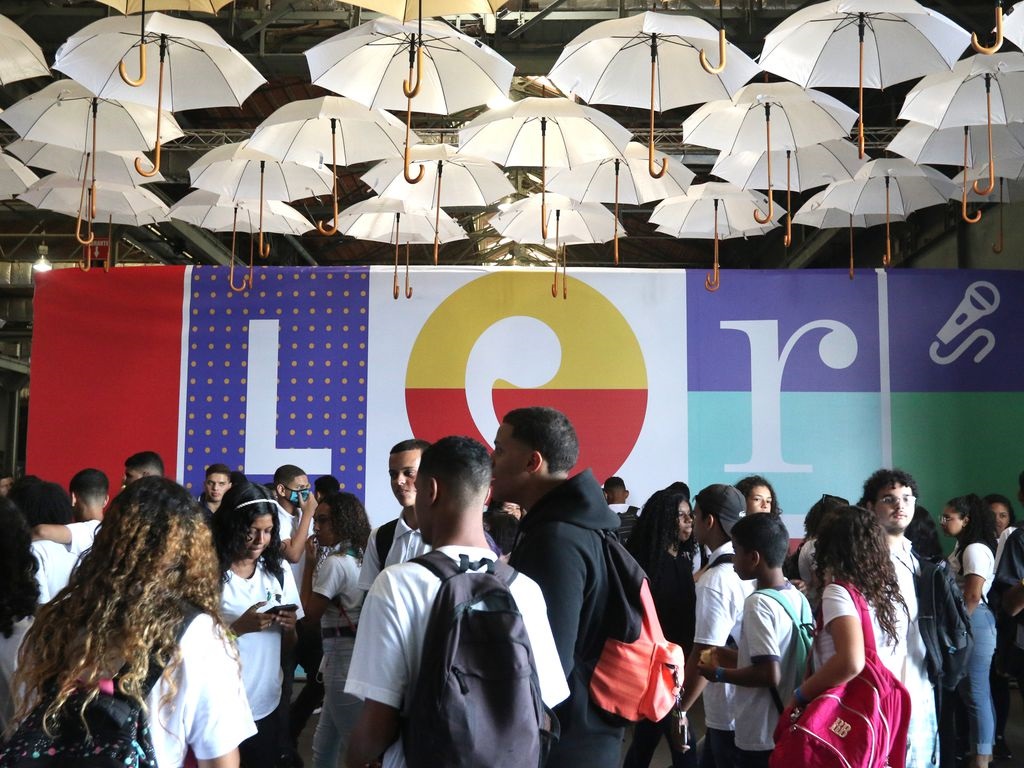 Jovens s&atilde;o os mais afetados pelos efeitos da pandemia, mostra estudo