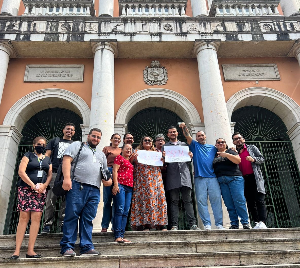 Professores da rede estadual votam por estado de greve em assembleia da Asprom Sindical