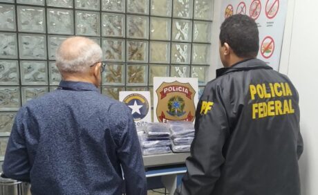 Mulher é presa pela PF com 12kg de skunk após desembarcar de voo de Manaus