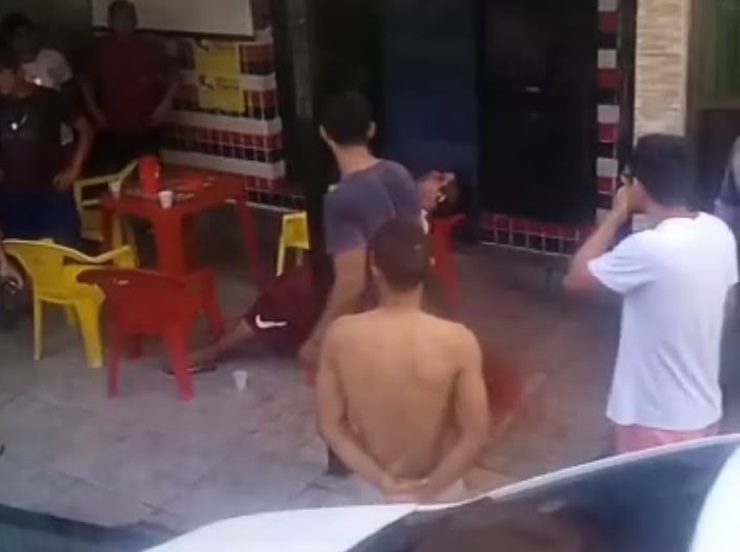 Homem morre em hospital após ser baleado em bar no Petrópolis