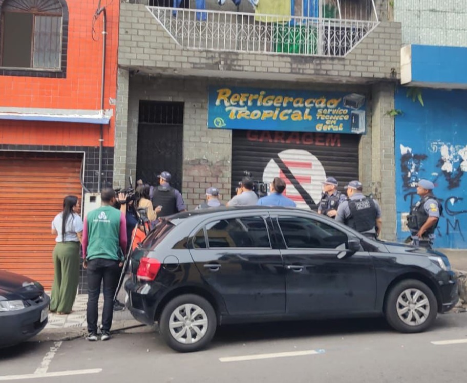 Venezuelana é baleada na coxa ao abrir a porta de casa no centro de Manaus