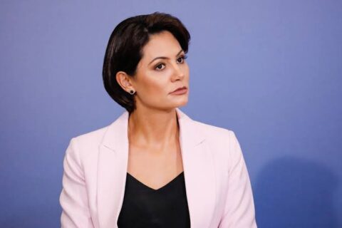 Michelle Bolsonaro afirma que prisão de Bolsonaro é “mais uma tentativa de silenciá-lo”