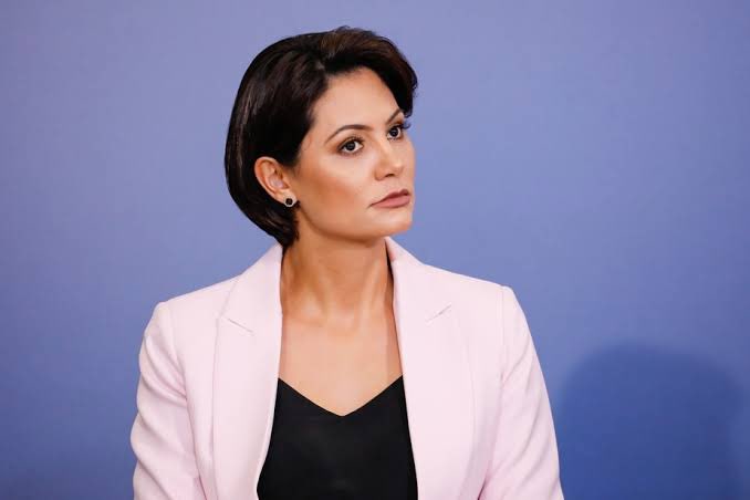 Michelle Bolsonaro afirma que prisão de Bolsonaro é “mais uma tentativa de silenciá-lo”