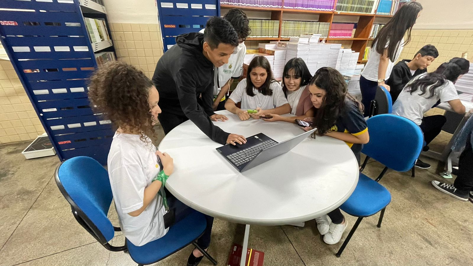 Vídeos e podcast bilíngue sobre a cultura amazônica são criados por alunos da rede estadual de ensino