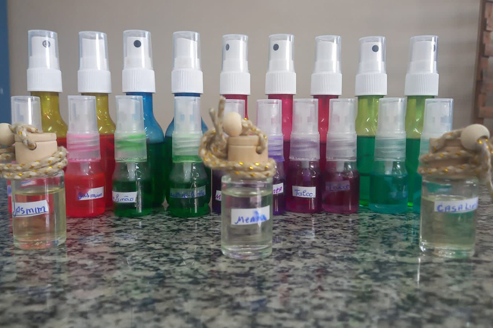 Alunos da EJA produzem aromatizadores e detergentes durante aulas de qu&iacute;mica  - Portal do Marcos Santos