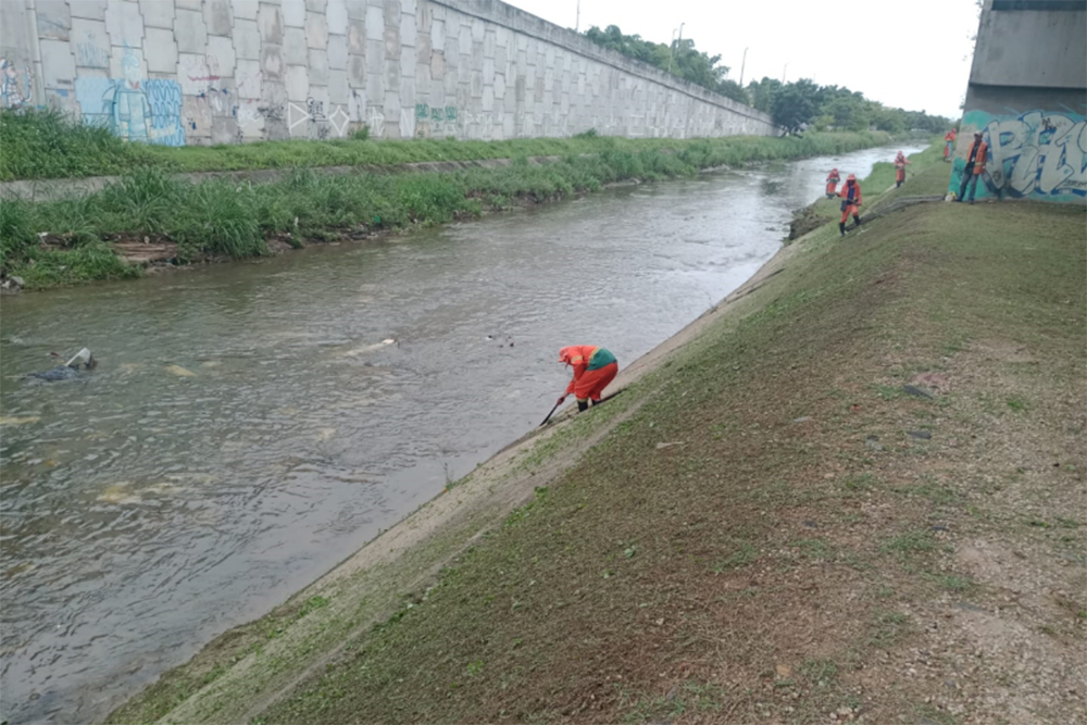 Prefeitura de Manaus realiza limpeza no igarap&eacute; do 40 - Portal do Marcos  Santos