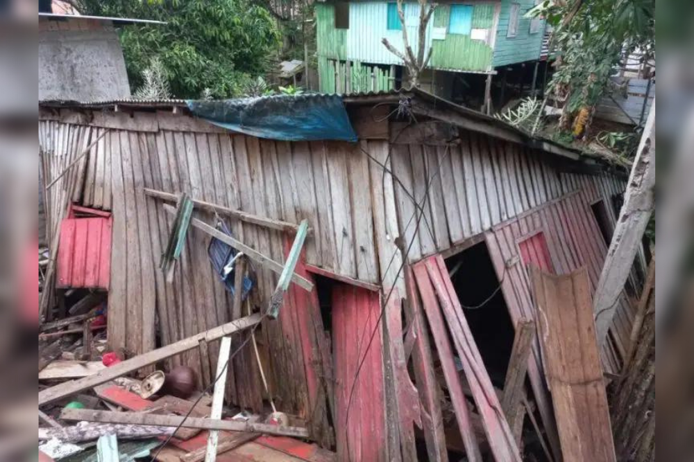 Casa desaba na Compensa após dias de forte chuva Casa desaba na Compensa após dias de forte chuva
