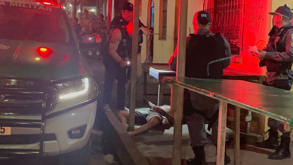 Homem é perseguido e morto a tiros no bairro Mutirão Homem é perseguido e morto a tiros no bairro Mutirão