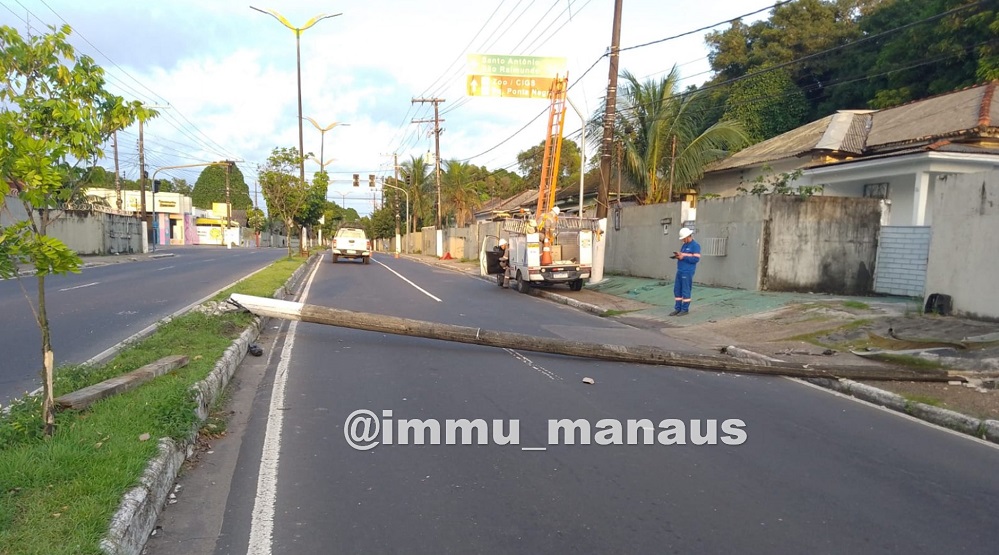 Poste cai e interdita a avenida São Jorge Poste cai e interdita a avenida São Jorge