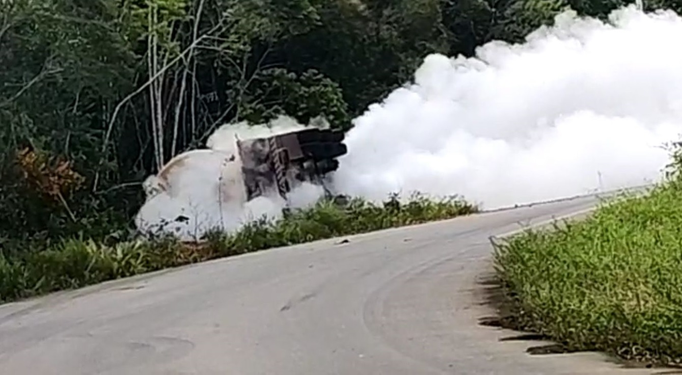Carreta com g&aacute;s tomba e interdita rodovia que liga Manaus a Silves