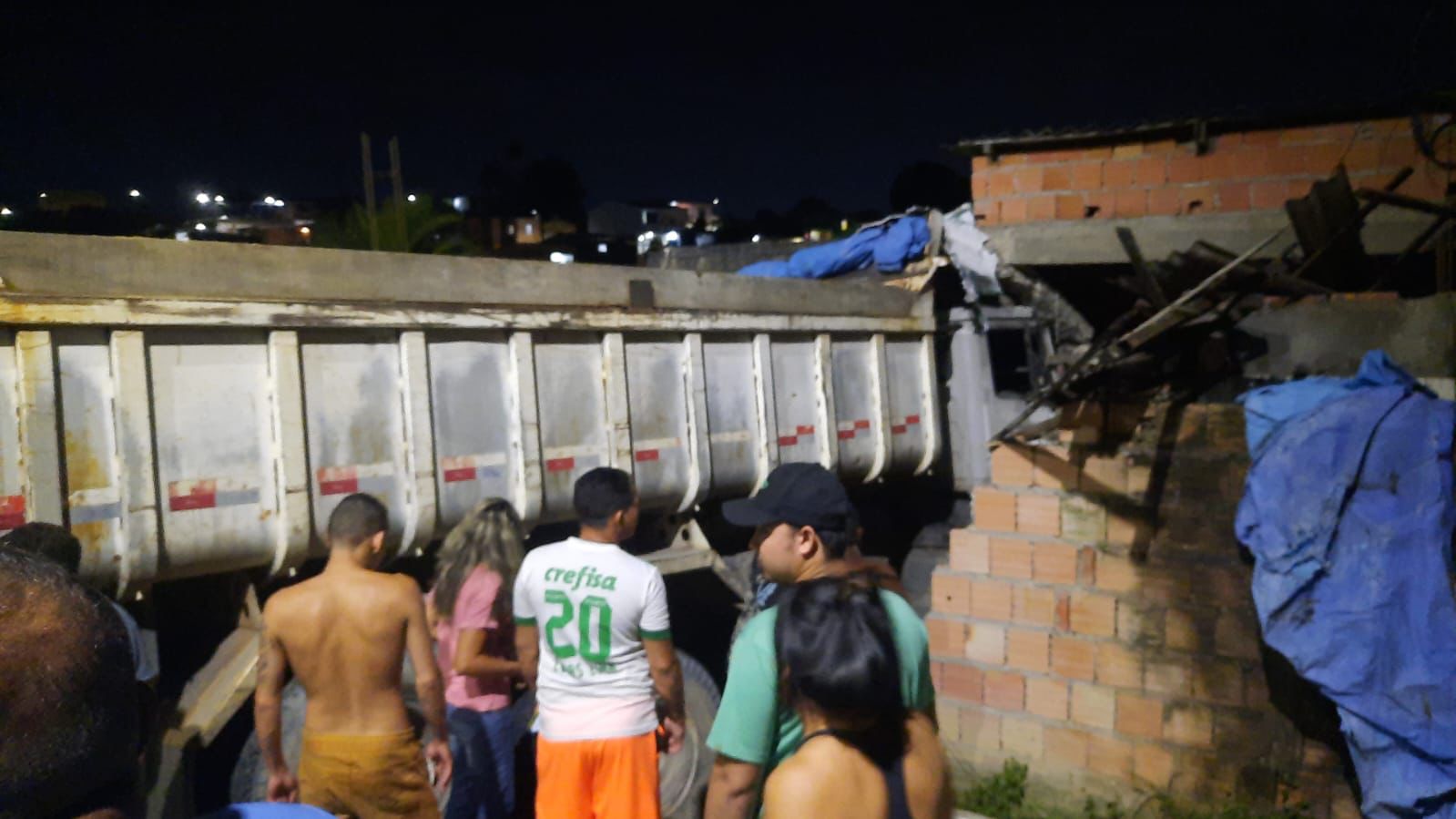 Caçamba invade residência no Cidade de Deus; uma das vítimas morreu no hospital e outra segue internada em estado grave Caçamba invade residência no Cidade de Deus; uma das vítimas morreu no hospital e outra segue internada em estado grave