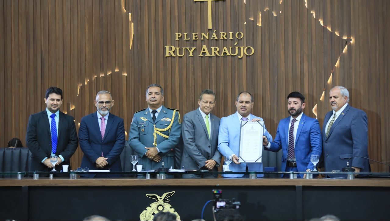 Presidente do Inmetro recebe Medalha Ruy Ara&uacute;jo na Aleam