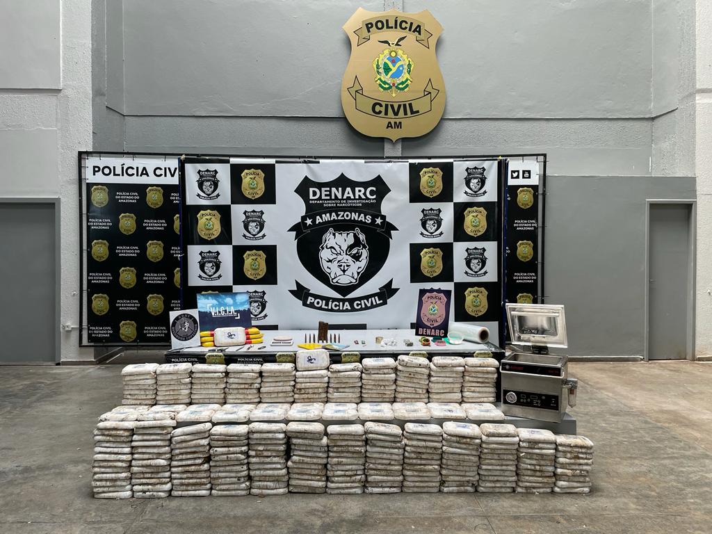 Dupla &eacute; presa com cerca de 300kg de pasta base de coca&iacute;na no Coroado