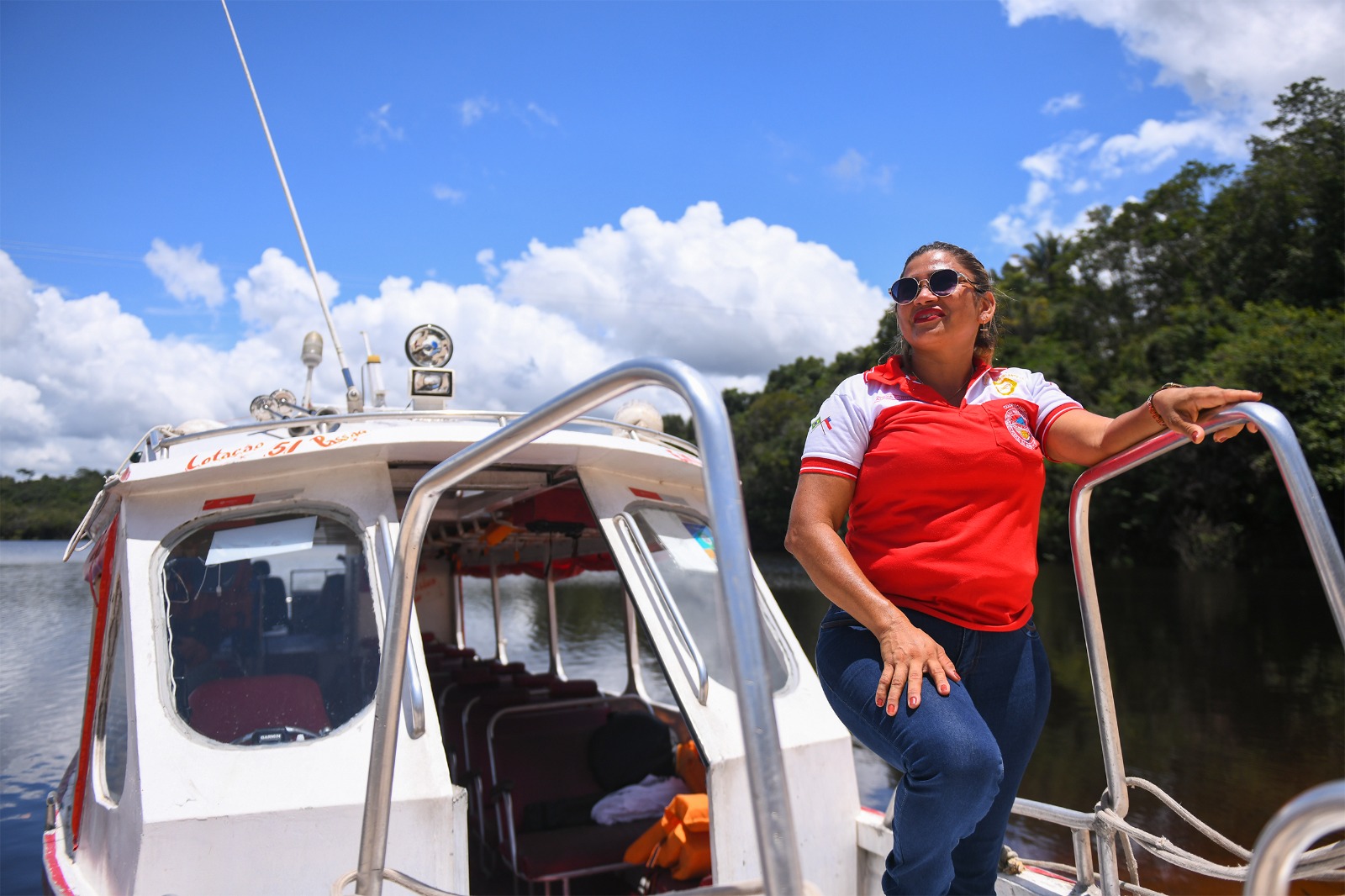Conhe&ccedil;a a hist&oacute;ria da primeira mulher a comandar uma embarca&ccedil;&atilde;o na cooperativa da Marina do Davi