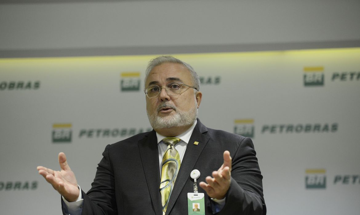 Presidente da Petrobras diz que pode reduzir pre&ccedil;o da gasolina