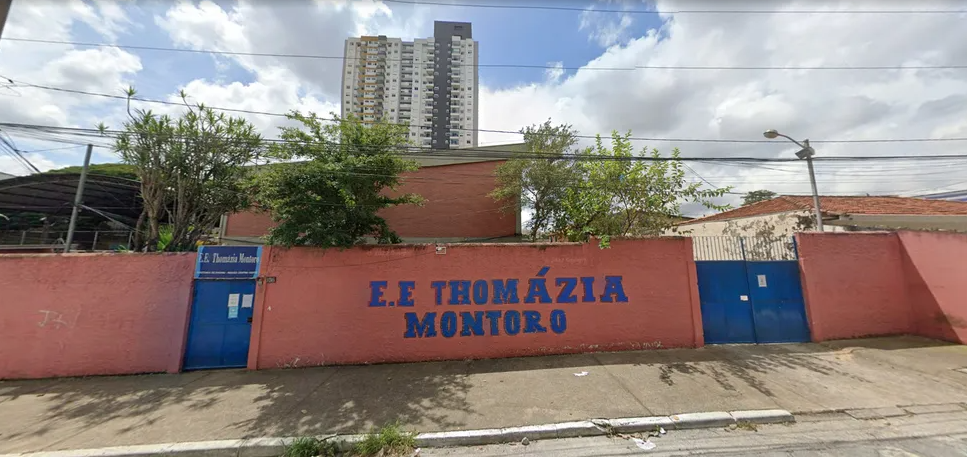 Quatro pessoas são esfaqueadas por adolescente de 13 anos dentro de escola em SP Quatro pessoas são esfaqueadas por adolescente de 13 anos dentro de escola em SP