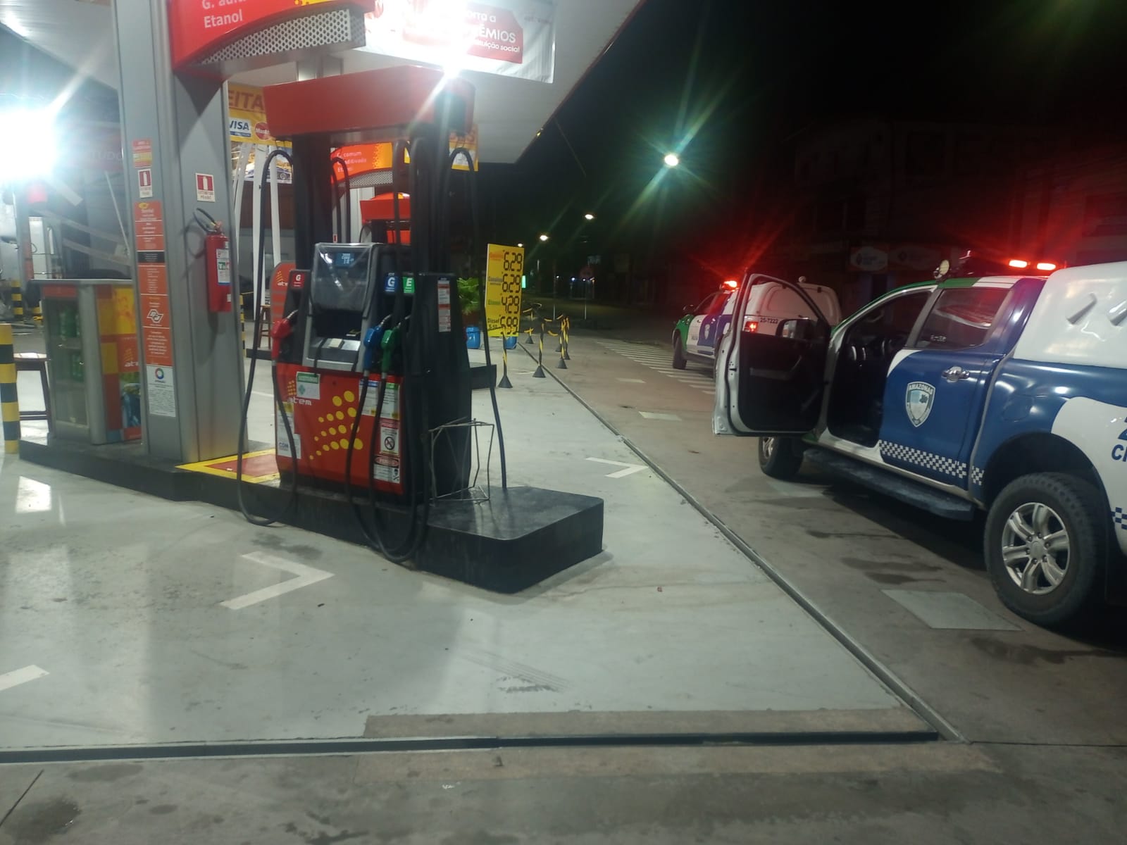 Criminosos rendem funcionários e explodem cofre de posto de combustíveis no Manoa Criminosos rendem funcionários e explodem cofre de posto de combustíveis no Manoa