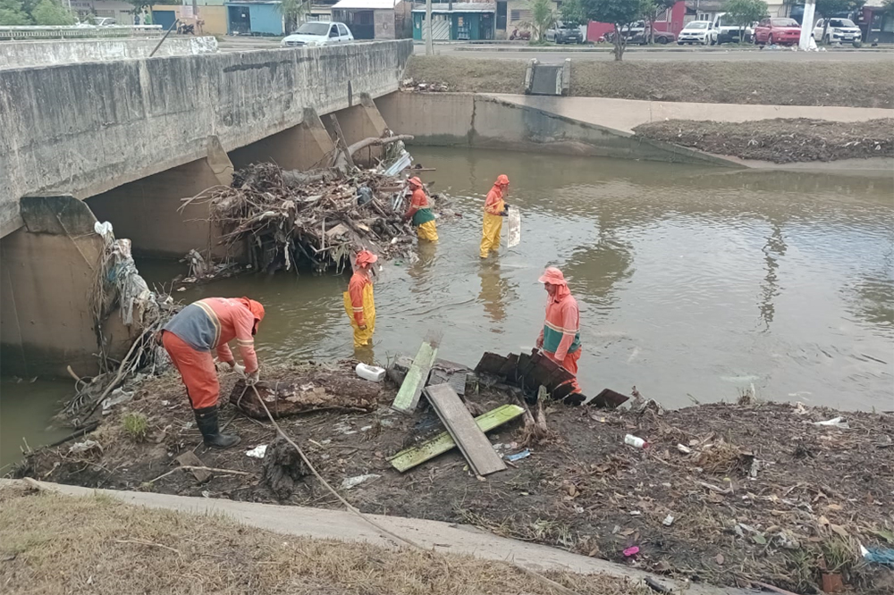 Prefeitura intensifica limpeza em igarap&eacute;s de Manaus - Portal do Marcos  Santos