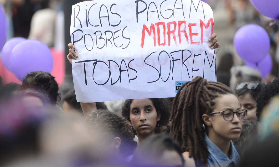 Uma em cada sete mulheres, aos 40 anos, já passou por aborto no Brasil Uma em cada sete mulheres, aos 40 anos, já passou por aborto no Brasil