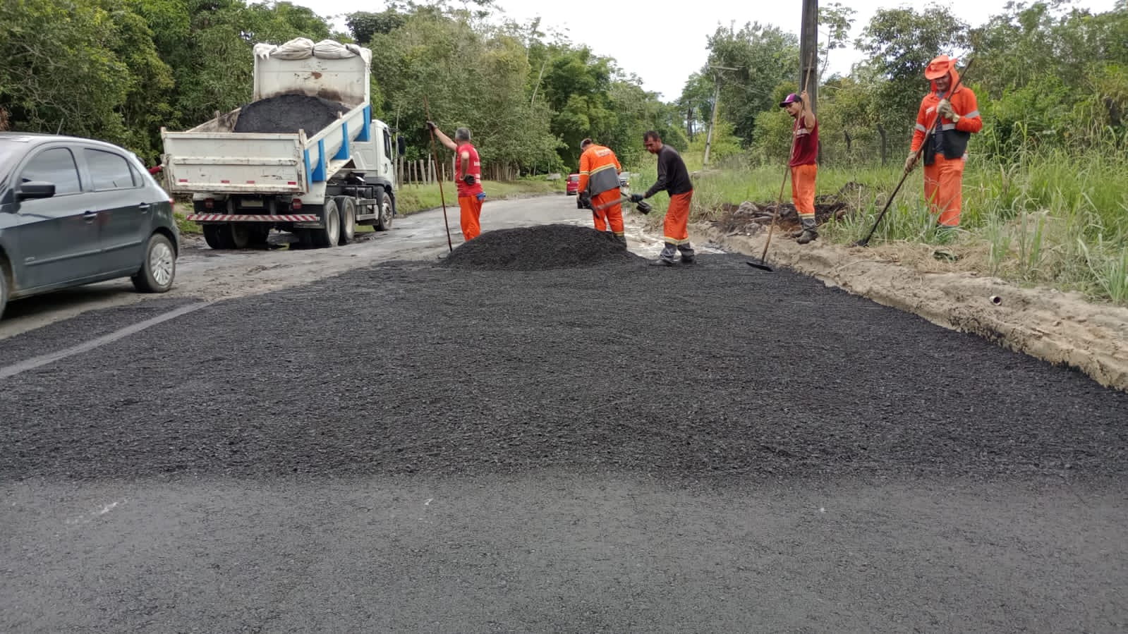 Ramal do Brasileirinho recebe mais 100 toneladas de asfalto em obras de pavimenta&ccedil;&atilde;o