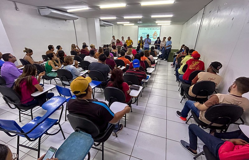 Feirantes de Manaus participam de palestra sobre &lsquo;T&eacute;cnica de Manuseio de Alimentos&rsquo;