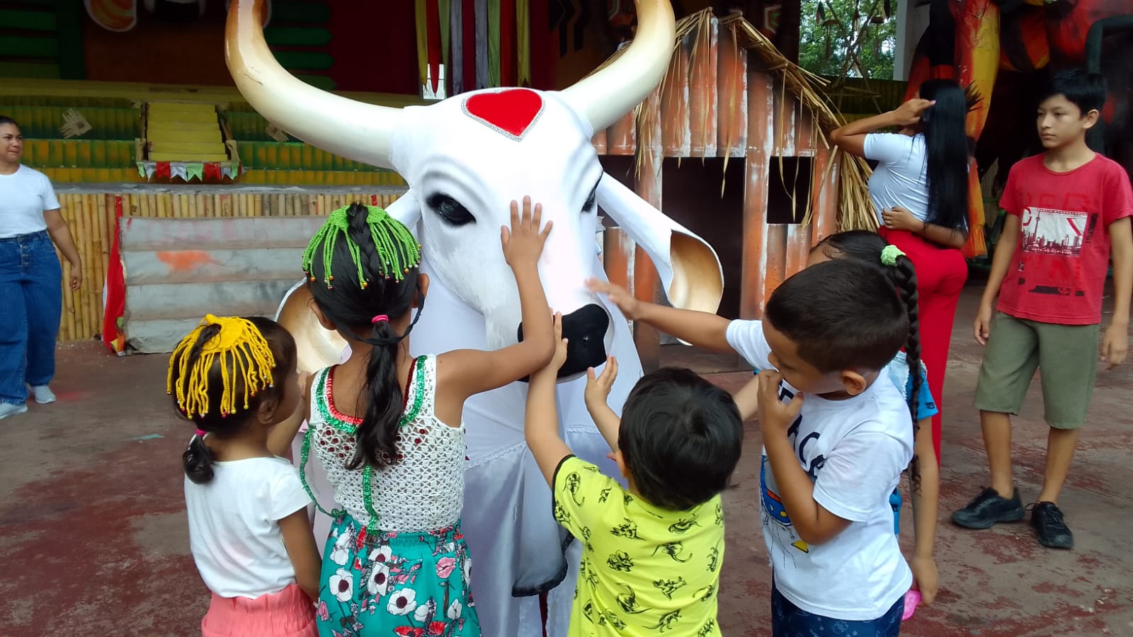 Boi Garantido promove tarde de inclusão social para crianças com espectro autista Boi Garantido promove tarde de inclusão social para crianças com espectro autista