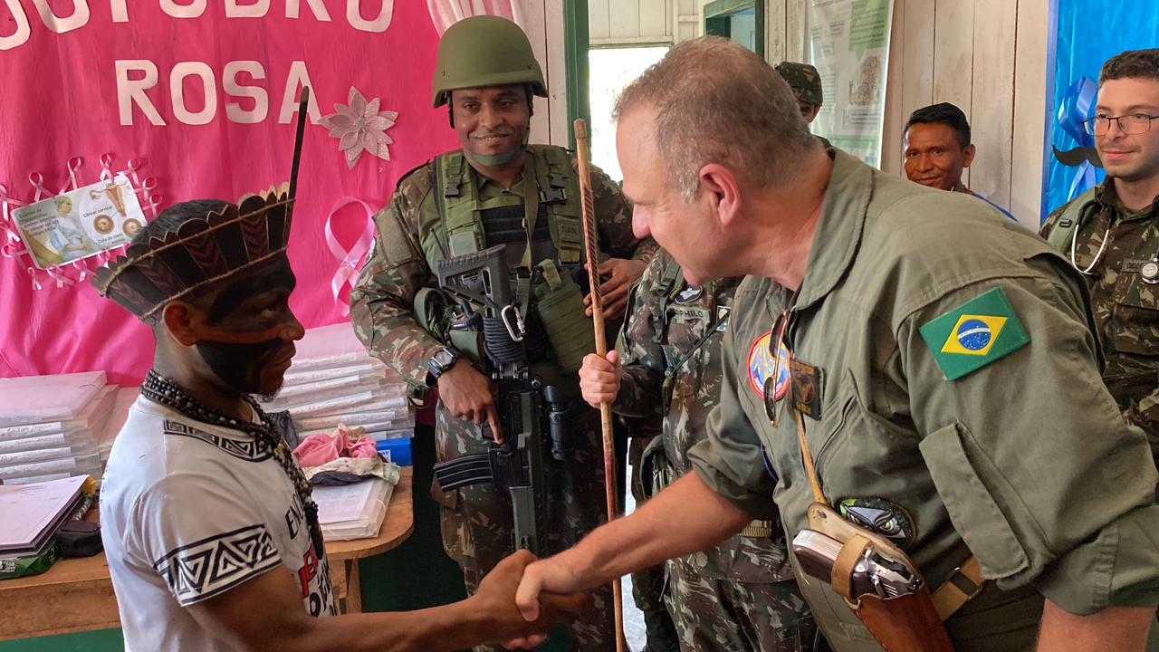 Comandantes do Exército recebem homenagem de indígenas Canamari, no Amazonas Comandantes do Exército recebem homenagem de indígenas Canamari, no Amazonas